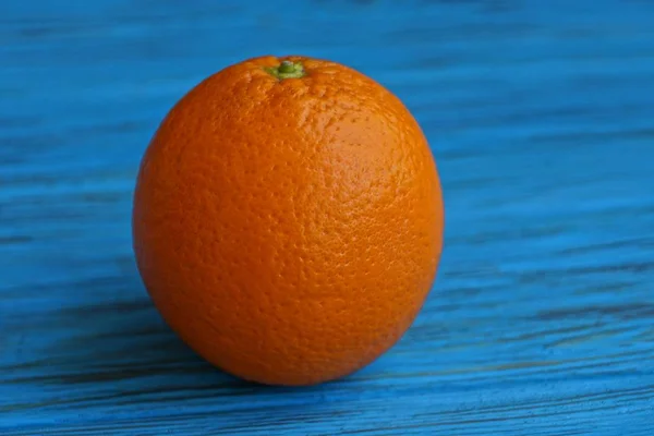 Grande Naranja Fresca Sobre Una Mesa Azul —  Fotos de Stock