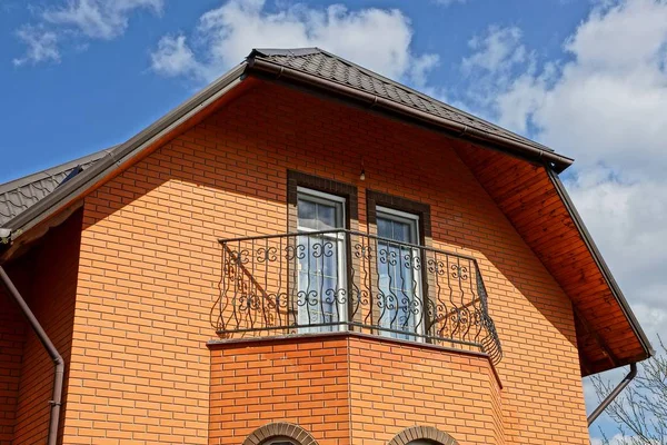 Teil Eines Privaten Backsteinhauses Mit Balkon Und Fenster — Stockfoto