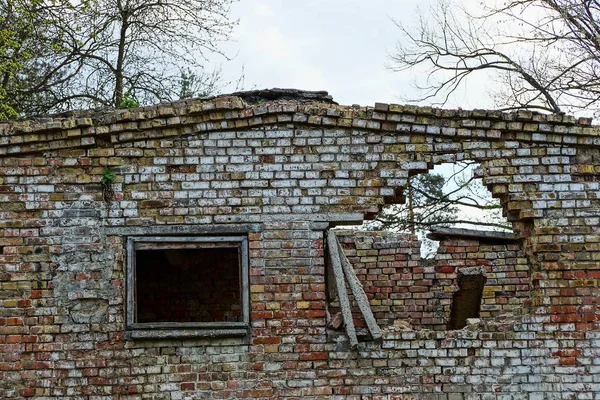 Altes Backsteinhaus Mit Zerbrochenen Fenstern Gegen Den Himmel — Stockfoto