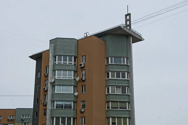 Parte Una Casa Color Marrón Gris Alto Con Ventanas Balcones — Foto de Stock