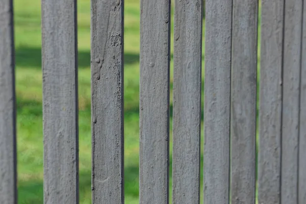 灰色のテクスチャーがフェンスの上の鉄の棒の — ストック写真