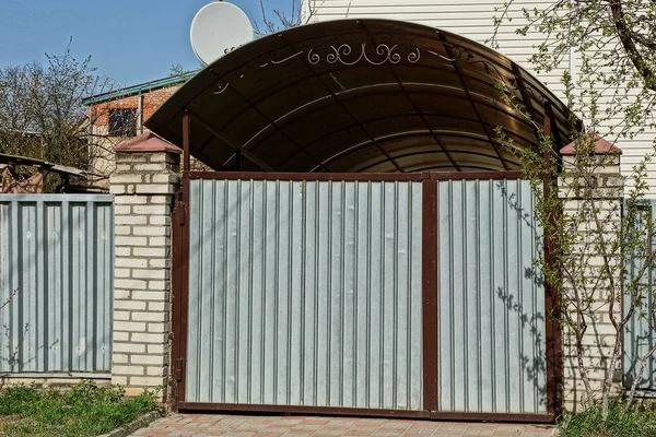 Closed Gray Iron Gates Fence Street — Stock Photo, Image