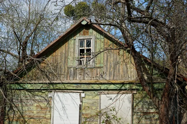 Fasada Stary Drewniany Dom Zarośnięty Ogród — Zdjęcie stockowe