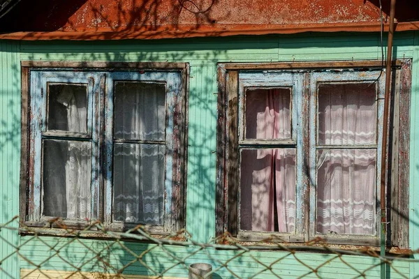 iki eski ahşap pencere kırsal bir evin duvarında