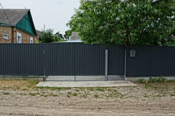 Una Larga Cerca Metal Gris Puertas Cerradas Calle — Foto de Stock