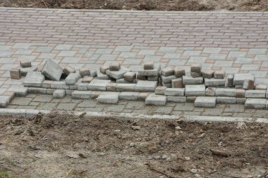 gri kaldırım döşeme yolda yığını