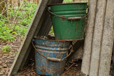 Bahçede iki eski kirli kova