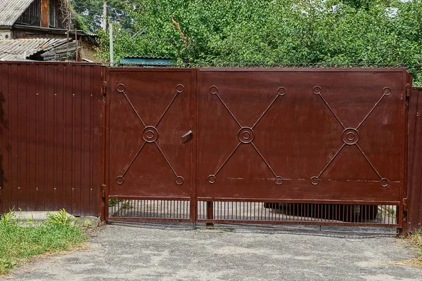 kahverengi Iron gate Road sokakta