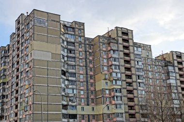 Windows ve balkon gökyüzü arka plan üzerinde uzun boylu bir kahverengi ev parçası