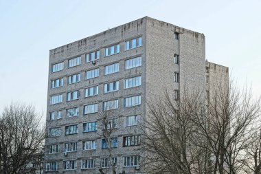 gri yüksek tuğla ev gökyüzü arka plan üstünde pencere eşiği ile