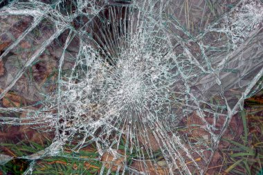 Kırılmış cam üzerinde cam doku ile çatlaklar