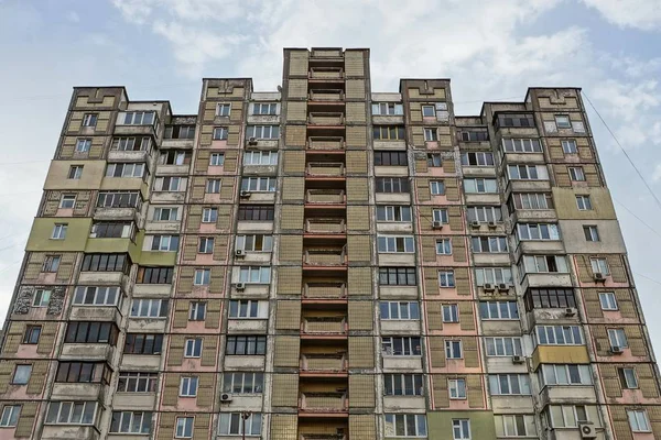 Parte Una Casa Gris Alta Con Ventanas —  Fotos de Stock