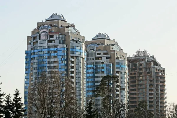 Bagian Dari Rumah Tinggi Dengan Jendela Dan Balkon Latar Langit — Stok Foto