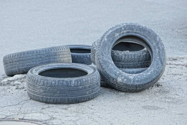 Neumáticos Goma Viejos Sobre Asfalto Gris Una Pila —  Fotos de Stock