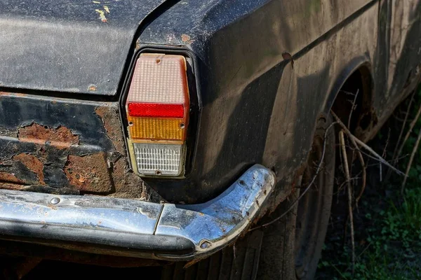 Oude Vuile Rode Retro Auto Lantaarn Zwart Van Roest — Stockfoto