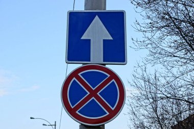 Gökyüzüne karşı kutup iki yol işaretleri