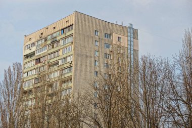 Eski bir tuğla ev balkon ve ağaçların dalları içinde pencere eşiği ile parçası