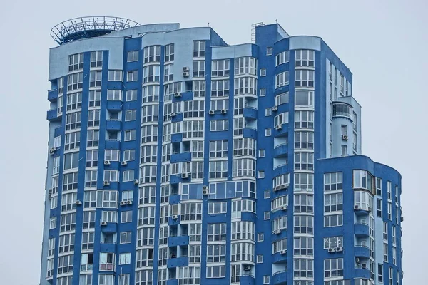 Partie Une Grande Maison Grise Bleue Avec Balcons Fenêtres Contre — Photo