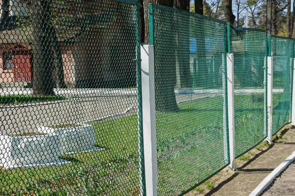 Parte Uma Cerca Ferro Feita Malha Verde Rua — Fotografia de Stock