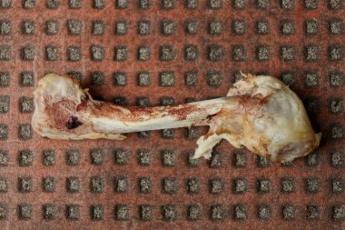 kahverengi masa üzerinde tavuk budu parça