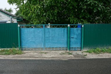 yeşil renk ve çit sokakta road yakınındaki eski demir kapısı kapalı