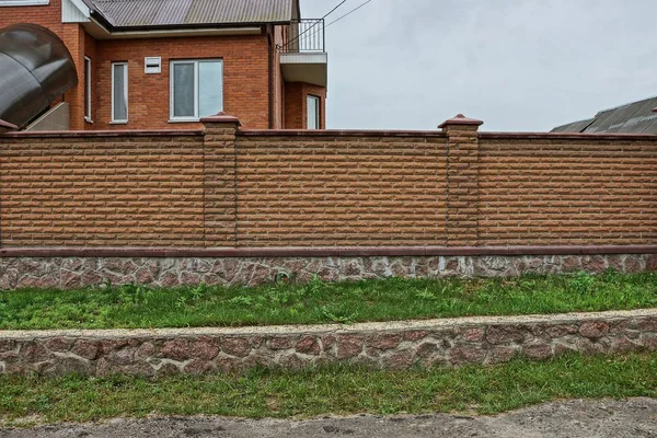 Brown Fence Brick Stone Green Grass Street — Stock Photo, Image