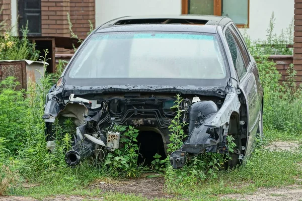 Stary Czarny Samochód Uszkodzony Trawie — Zdjęcie stockowe