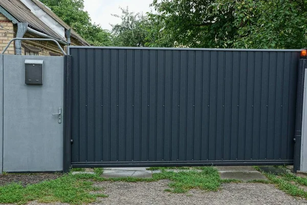 Graue Große Geschlossene Tore Aus Metall Auf Der Straße — Stockfoto