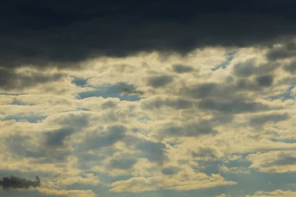 Viele Grauschwarze Wolken Dunklen Himmel — Stockfoto
