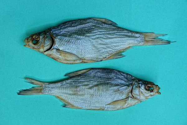 Dois Grandes Peixes Secos Cinza Uma Mesa Azul — Fotografia de Stock