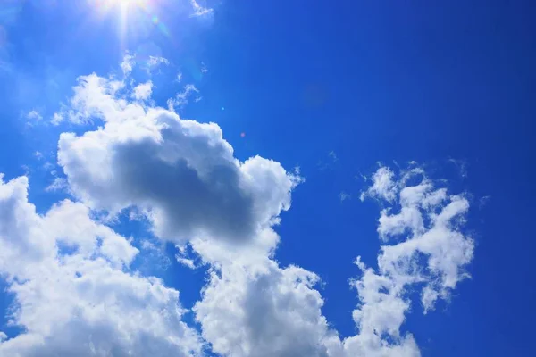 Viele Weiße Wolken Blauen Sonnigen Himmel — Stockfoto