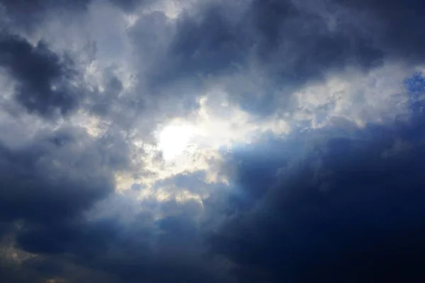 Große Grauschwarze Wolken Strahlenden Himmel — Stockfoto