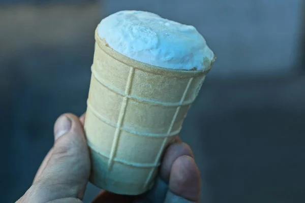 Weißes Eis Einem Waffelbecher Den Fingern Der Hand — Stockfoto