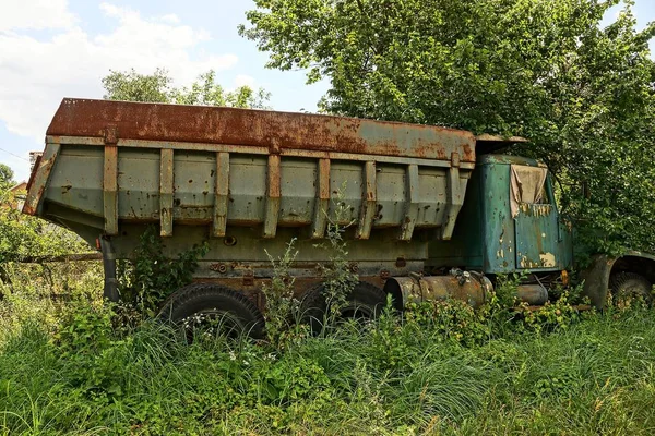 Oude Roestige Truck Staande Het Groene Gras Vegetatie — Stockfoto