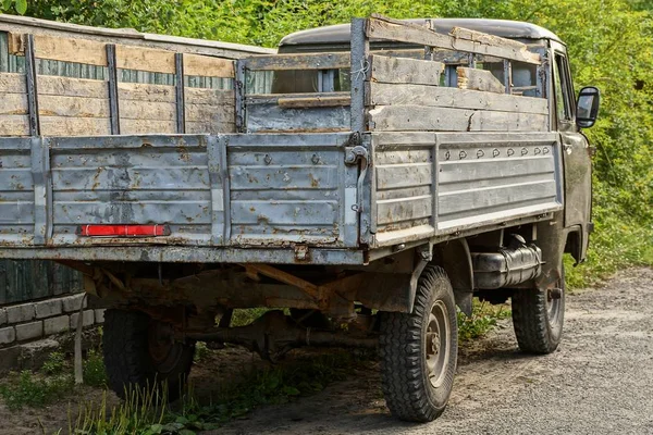 Сіра Стара Вантажівка Стоїть Вулиці Дорозі — стокове фото