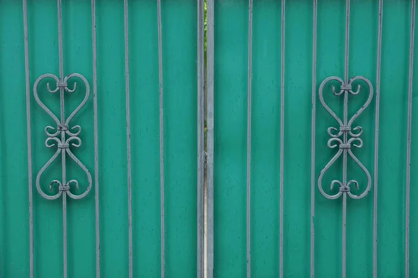 Серый Выкованный Рисунок Стальных Стержней Зеленом Железном Заборе — стоковое фото