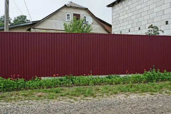 Ogrodzenia Metalowe Długie Czerwone Zewnątrz Trawy Kwiaty — Zdjęcie stockowe