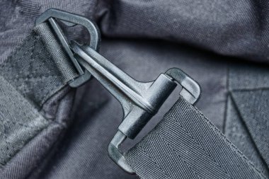 bir sırt çantası emniyet kemeri üzerinde siyah plastik tüfek kapalı