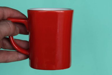 elinde yeşil bir arka plan üzerinde büyük kırmızı Kupası