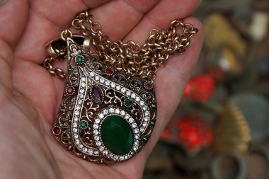 elin avuç üzerinde değerli taşlar ile altın kolye