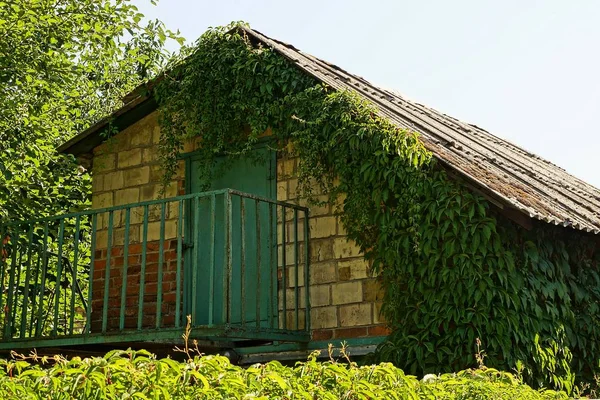 Partie Une Vieille Maison Brique Avec Une Porte Mansardée Balcon — Photo