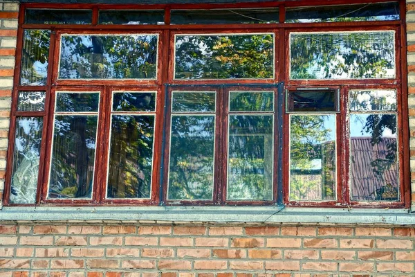 Drei Einer Reihe Brauner Alter Fenster Einer Ziegelwand — Stockfoto