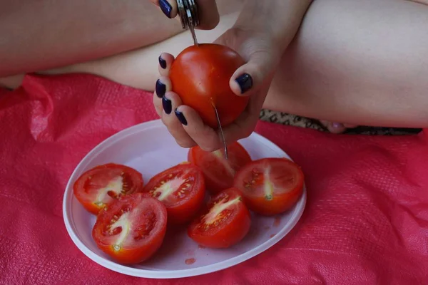 Menina Corta Tomate Vermelho Com Uma Faca Mão Sobre Uma — Fotografia de Stock