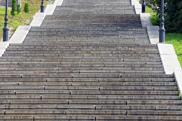 Graue Betonstufen Auf Einer Langen Steintreppe — Stockfoto