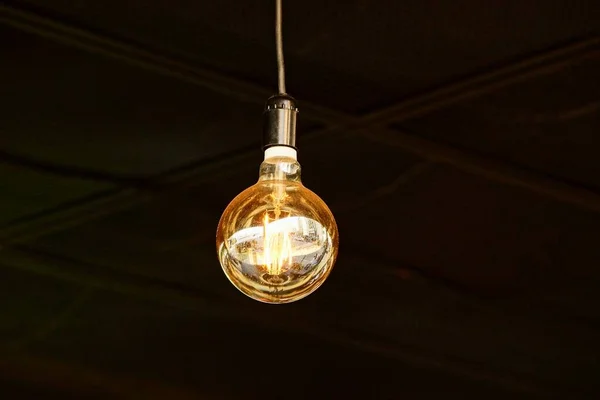 Büyük Parlak Yuvarlak Işık Ampul Karanlık Bir Odada Bir Kablosunun — Stok fotoğraf