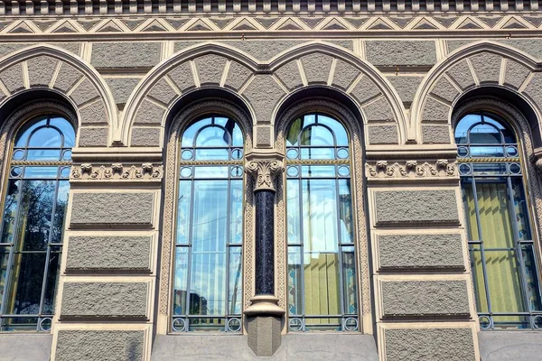 Viejas Ventanas Hermosas Una Pared Piedra Gris — Foto de Stock