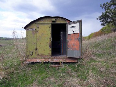 Çayıra doğru eski bir ordu kervanı açın.