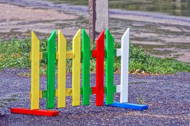 Asfalttaki küçük renkli bir çitin parçası.