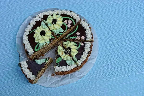 Pastel Fresco Cortado Trozos Sobre Una Mesa Azul — Foto de Stock