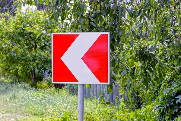 Fyrkantig Vägskylt Som Anger Riktningen Trafiken Mot Bakgrund Grönska — Stockfoto